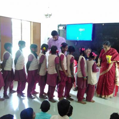 Nalini Parthasarathy Dpf Distributing Sweets To Students